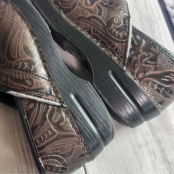Dansko Professional Tooled Leather Clogs Sz 38 EU (7.5/8 US) Brown Nurse Shoes - Picture 5 of 9